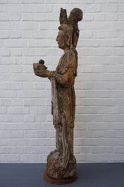 Een grote Chinese houten sculptuur van Guanyin, Ming